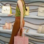 RUKO Instagram - @toryburch 伊勢丹新宿店 本館1Fザ・ステージ ポップアップストアDESTINATION ANYWHERE 早速お邪魔してきました🐄 ゼブラ柄で覆われた巨大な迷路のような T の文字を模したオブジェが目を引くポップアップストア👀 最新コレクションをいち早く着用させていただきました😭 是非是非チェックしてみてね！ 　#Toryburch　#Tmonogram　#トリーバーチ　#Tモノグラム　#PR