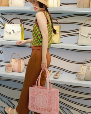 RUKO Instagram - @toryburch 
伊勢丹新宿店 本館1Fザ・ステージ ポップアップストアDESTINATION ANYWHERE
早速お邪魔してきました🐄

ゼブラ柄で覆われた巨大な迷路のような T の文字を模したオブジェが目を引くポップアップストア👀

最新コレクションをいち早く着用させていただきました😭
是非是非チェックしてみてね！

　#Toryburch　#Tmonogram　#トリーバーチ　#Tモノグラム　#PR