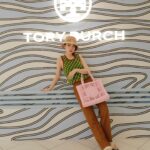 RUKO Instagram - @toryburch 伊勢丹新宿店 本館1Fザ・ステージ ポップアップストアDESTINATION ANYWHERE 早速お邪魔してきました🐄 ゼブラ柄で覆われた巨大な迷路のような T の文字を模したオブジェが目を引くポップアップストア👀 最新コレクションをいち早く着用させていただきました😭 是非是非チェックしてみてね！ 　#Toryburch　#Tmonogram　#トリーバーチ　#Tモノグラム　#PR