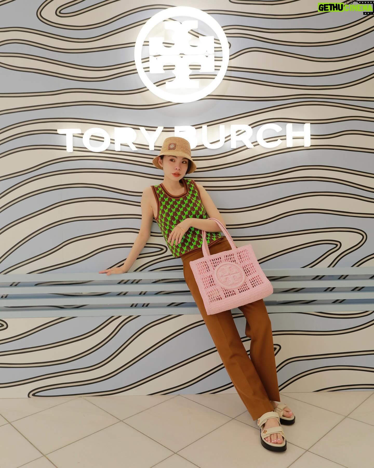 RUKO Instagram - @toryburch 伊勢丹新宿店 本館1Fザ・ステージ ポップアップストアDESTINATION ANYWHERE 早速お邪魔してきました🐄 ゼブラ柄で覆われた巨大な迷路のような T の文字を模したオブジェが目を引くポップアップストア👀 最新コレクションをいち早く着用させていただきました😭 是非是非チェックしてみてね! #Toryburch #Tmonogram #トリーバーチ #Tモノグラム #PR