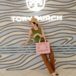 RUKO Instagram - @toryburch 伊勢丹新宿店 本館1Fザ・ステージ ポップアップストアDESTINATION ANYWHERE 早速お邪魔してきました🐄 ゼブラ柄で覆われた巨大な迷路のような T の文字を模したオブジェが目を引くポップアップストア👀 最新コレクションをいち早く着用させていただきました😭 是非是非チェックしてみてね！ 　#Toryburch　#Tmonogram　#トリーバーチ　#Tモノグラム　#PR