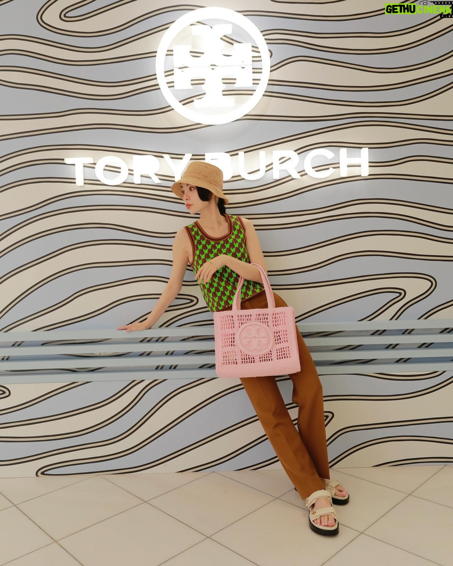 RUKO Instagram - @toryburch 伊勢丹新宿店 本館1Fザ・ステージ ポップアップストアDESTINATION ANYWHERE 早速お邪魔してきました🐄 ゼブラ柄で覆われた巨大な迷路のような T の文字を模したオブジェが目を引くポップアップストア👀 最新コレクションをいち早く着用させていただきました😭 是非是非チェックしてみてね! #Toryburch #Tmonogram #トリーバーチ #Tモノグラム #PR