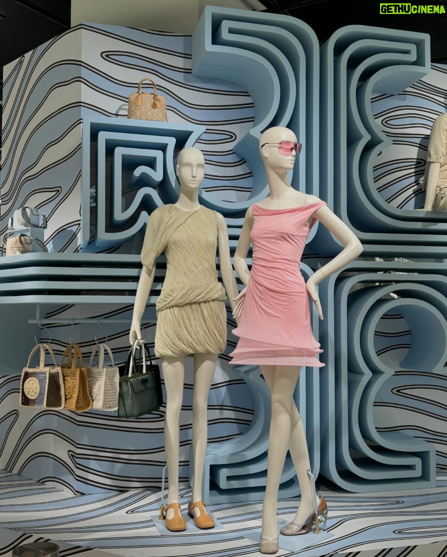 RUKO Instagram - @toryburch 伊勢丹新宿店 本館1Fザ・ステージ ポップアップストアDESTINATION ANYWHERE 早速お邪魔してきました🐄 ゼブラ柄で覆われた巨大な迷路のような T の文字を模したオブジェが目を引くポップアップストア👀 最新コレクションをいち早く着用させていただきました😭 是非是非チェックしてみてね! #Toryburch #Tmonogram #トリーバーチ #Tモノグラム #PR