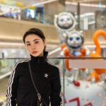 RUKO Instagram - みなさん @ginzasix_officialに遊びに行った時 館のシンボル、中央吹き抜けアート いつも圧巻されますよね👀 今回現代美術作家 ヤノベケンジ氏による作品「BIG CAT BANG」が飾られています🐈‍⬛ 浮かぶ早宙船は「太陽の塔」へのオマージュなんだって！ そしてそしてGINZA SIX 2F 三原テラスではBIG CAT BANG LIMITED SHOPが 4/14まで開催されているようです〜！ 是非是非GINZA SIX遊びに行く際には チェックしてみてください👀 #PR #GINZASIXXME #ヤノベケンジ #岡本太郎