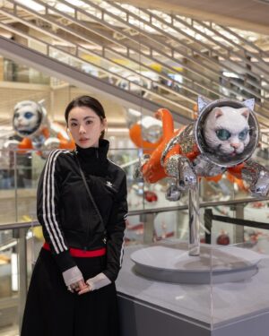 RUKO Instagram - みなさん
@ginzasix_officialに遊びに行った時
館のシンボル、中央吹き抜けアート
いつも圧巻されますよね👀

今回現代美術作家 ヤノベケンジ氏による作品「BIG CAT BANG」が飾られています🐈‍⬛

浮かぶ早宙船は「太陽の塔」へのオマージュなんだって！

そしてそしてGINZA SIX 2F 三原テラスではBIG CAT BANG LIMITED SHOPが
4/14まで開催されているようです〜！

是非是非GINZA  SIX遊びに行く際には
チェックしてみてください👀

#PR
#GINZASIXXME 
#ヤノベケンジ
#岡本太郎