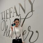 RUKO Instagram - 「ティファニー ワンダー」展、TOKYO NODEで開催中💎 早速遊びに行ってきました！ @tiffanyandco の全てがここにありました ただの展示というわけでもなく 手彫りの実演や映像作品なども　🌸 香りも楽しめます ご友人やご家族（お子様も！）と一緒に楽しめる構成なので ぜひぜひチェックしてみてね👀 #TiffanyWonder #ティファニー展#pr