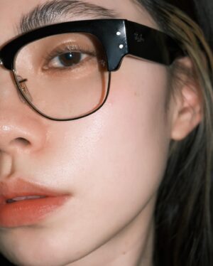 RUKO Instagram - @rayban 
Wayfarerのメガネを作りました👓
ずっと黒縁のメガネが欲しくて…
ちなみに私はものすごく目が悪いので
これをつけると目が小さくなります
とても💦

サングラスは
メガクラブマスター
通常のクラブマスターより縁が太めになってるの♣️

レンズはトランジションズ
室内ではクリア
あらゆるライトに適応して色が変わるの
私はグレーをチョイス👀🩶

#rayban #raybansunglasses