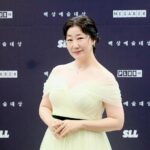 Ra Mi-ran Instagram - #백상예술대상 60회를 맞이한 귀한자리에 함께 할수있어서 너무 영광이었다. 수상하신 모든분들 넘축하드려요. #나쁜엄마 #시민덕희 두작품모두 사랑해주셔서 너무 감사해요. 나두 한번씩 더 봐야겠다.. 왜??? 너무 보고싶으니까 이사람들이.. ㅎㅎ