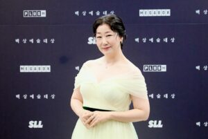 Ra Mi-ran Instagram - #백상예술대상  60회를 맞이한 귀한자리에 함께 할수있어서 너무 영광이었다. 
수상하신 모든분들 넘축하드려요. 
#나쁜엄마 #시민덕희 두작품모두 사랑해주셔서 너무 감사해요. 나두 한번씩 더 봐야겠다.. 
왜??? 너무 보고싶으니까 이사람들이.. ㅎㅎ