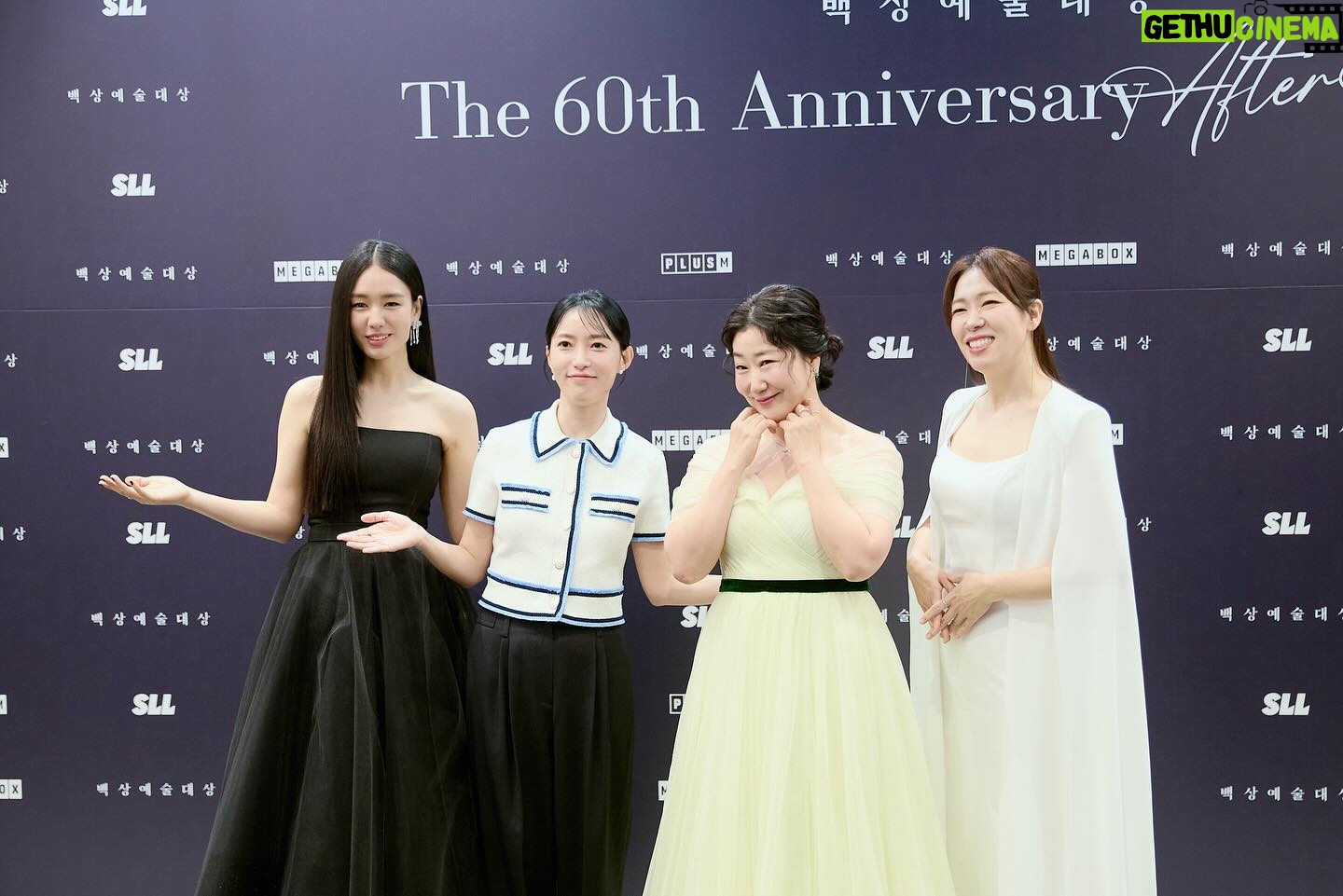 Ra Mi-ran - 30.8K Likes - #백상예술대상 60회를 맞이한 귀한자리에 함께 할수있어서 너무 영광이었다.
수상하신 모든분들 넘축하드려요.
#나쁜엄마 #시민덕희 두작품모두 사랑해주셔서 너무 감사해요. 나두 한번씩 더 봐야겠다..
왜??? 너무 보고싶으니까 이사람들이.. ㅎㅎ