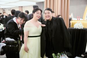 Ra Mi-ran Instagram - #백상예술대상 60회를 맞이한 귀한자리에 함께 할수있어서 너무 영광이었다. 수상하신 모든분들 넘축하드려요. #나쁜엄마 #시민덕희 두작품모두 사랑해주셔서 너무 감사해요. 나두 한번씩 더 봐야겠다.. 왜??? 너무 보고싶으니까 이사람들이.. ㅎㅎ