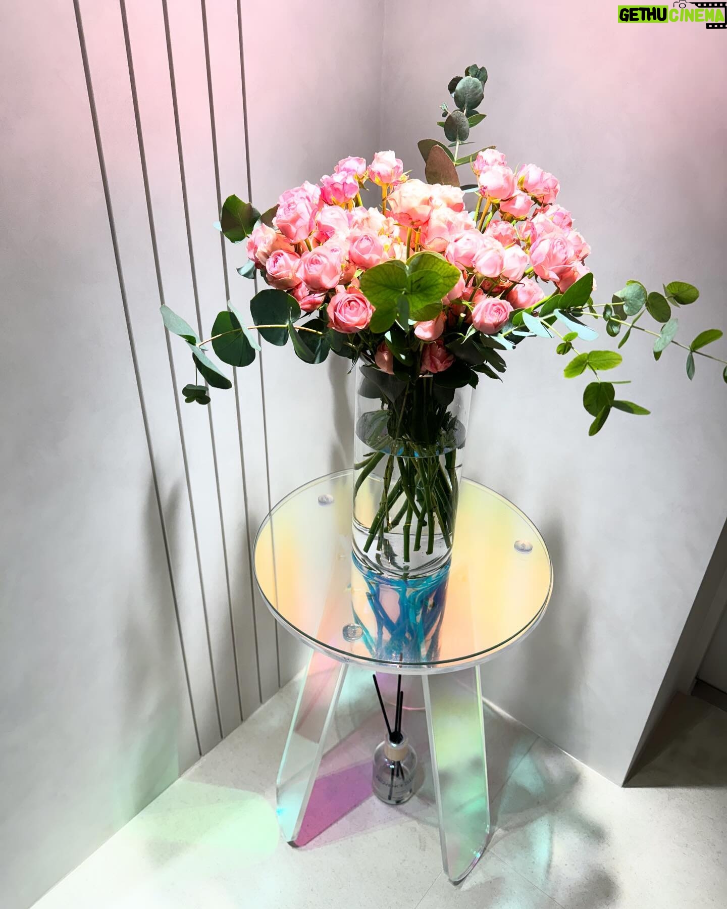 Ra Mi-ran Instagram - 어쩌다보니 또 생일이 다가왔네요. 난 다이어트 중인데 자꾸 맛난걸 보내주면 어뜩하냐고!! ㅋ ㅋ 완전소중한 팬 여러분 감사합니다. 귀여운 49살이 되겠습니다. ㅎㅎ