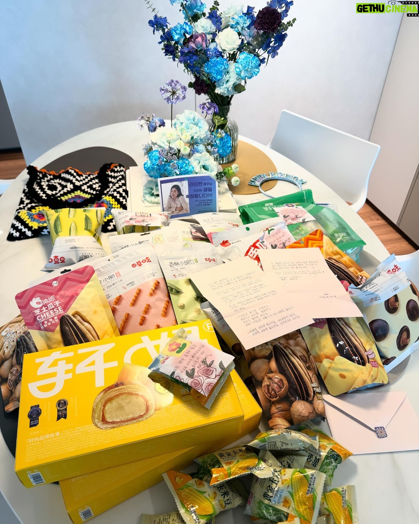 Ra Mi-ran Instagram - 어쩌다보니 또 생일이 다가왔네요. 난 다이어트 중인데 자꾸 맛난걸 보내주면 어뜩하냐고!! ㅋ ㅋ 완전소중한 팬 여러분 감사합니다. 귀여운 49살이 되겠습니다. ㅎㅎ