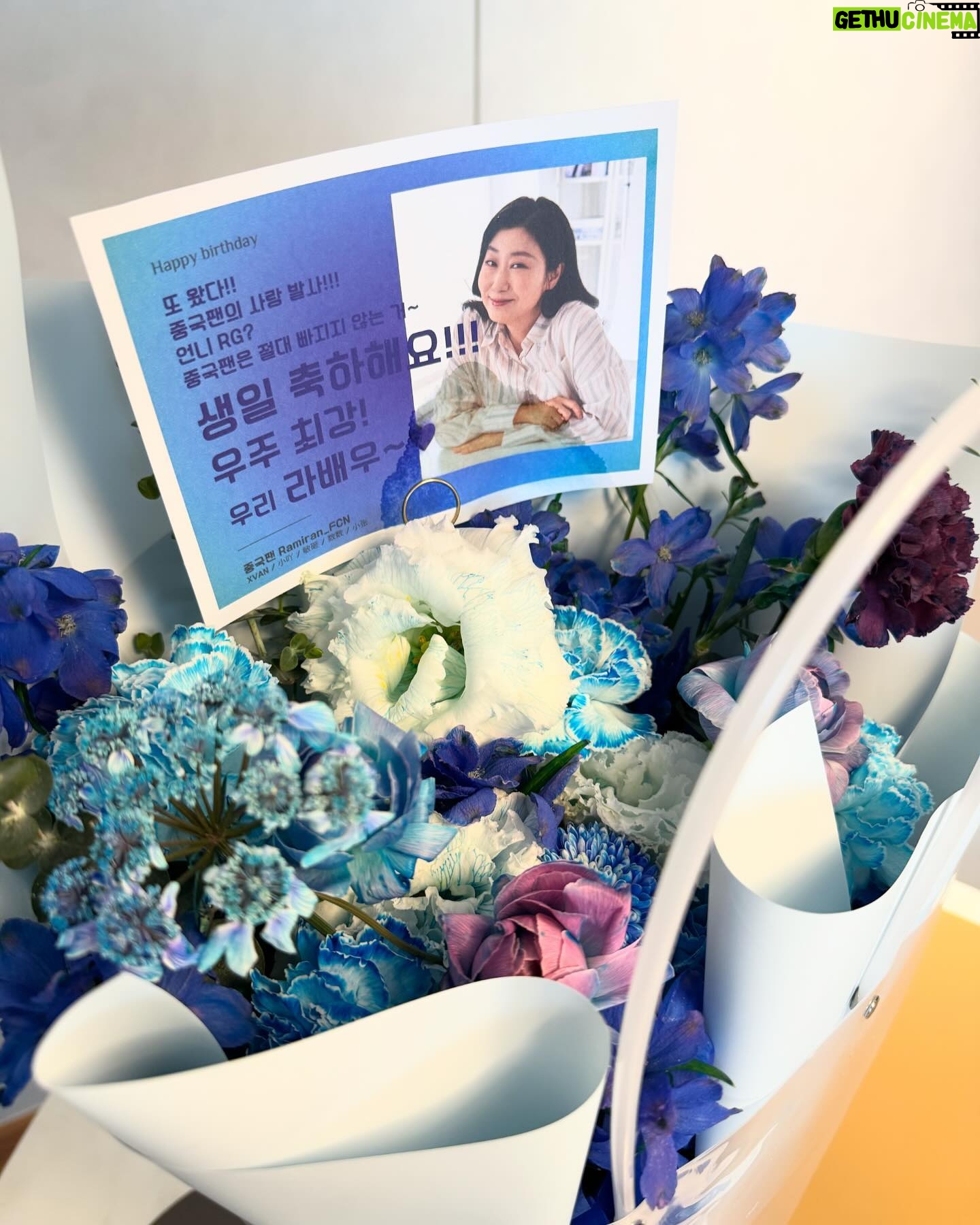 Ra Mi-ran Instagram - 어쩌다보니 또 생일이 다가왔네요. 난 다이어트 중인데 자꾸 맛난걸 보내주면 어뜩하냐고!! ㅋ ㅋ 완전소중한 팬 여러분 감사합니다. 귀여운 49살이 되겠습니다. ㅎㅎ