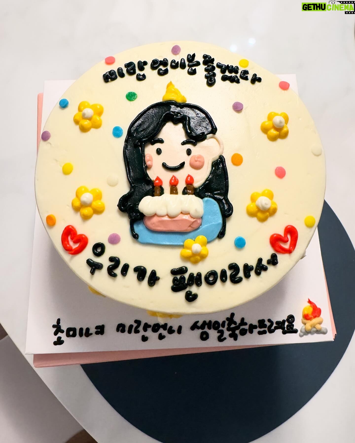 Ra Mi-ran Instagram - 어쩌다보니 또 생일이 다가왔네요. 난 다이어트 중인데 자꾸 맛난걸 보내주면 어뜩하냐고!! ㅋ ㅋ 완전소중한 팬 여러분 감사합니다. 귀여운 49살이 되겠습니다. ㅎㅎ