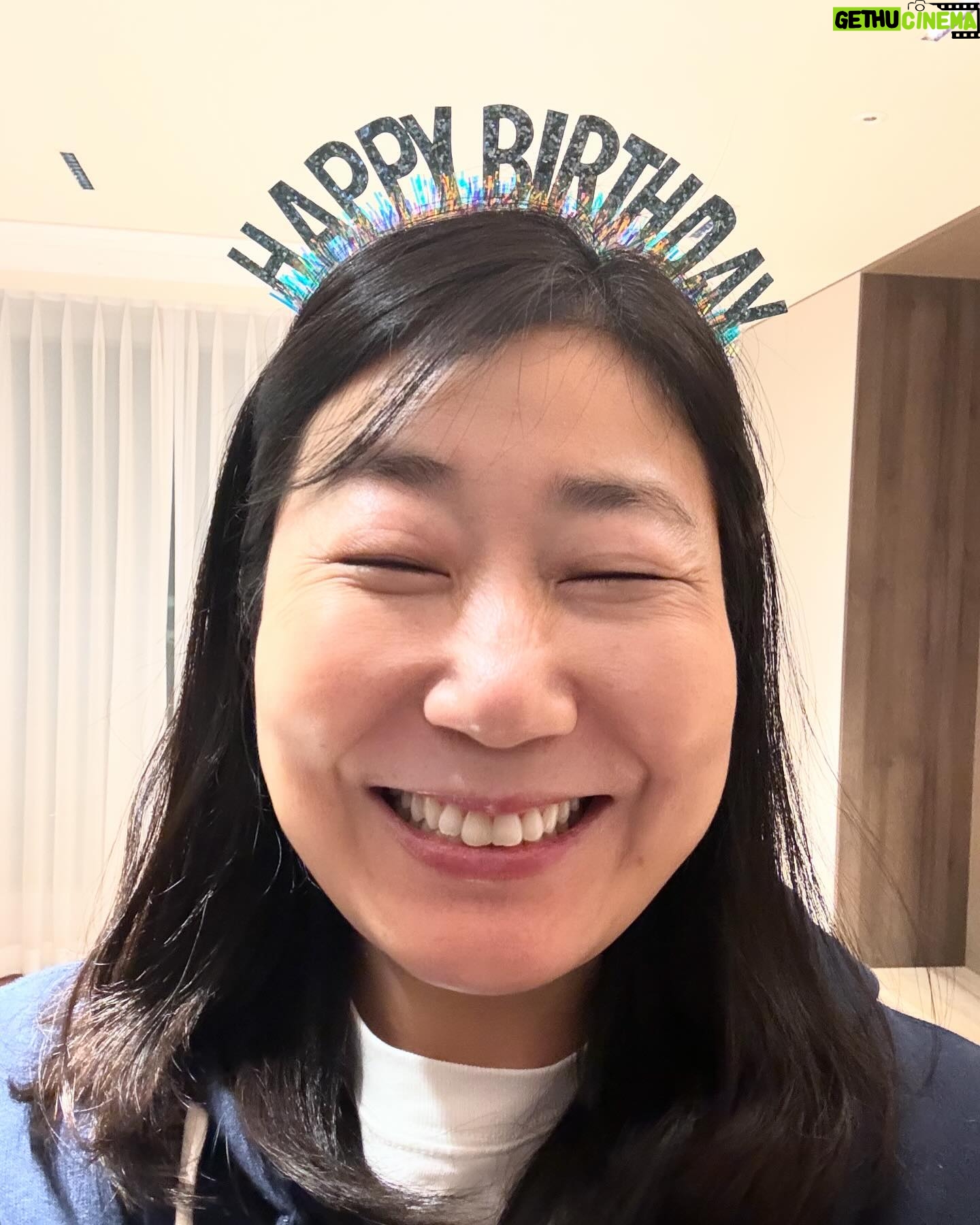 Ra Mi-ran Instagram - 어쩌다보니 또 생일이 다가왔네요. 난 다이어트 중인데 자꾸 맛난걸 보내주면 어뜩하냐고!! ㅋ ㅋ 완전소중한 팬 여러분 감사합니다. 귀여운 49살이 되겠습니다. ㅎㅎ