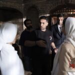 Rabeh Oskouie Instagram – .
فیلم کوتاه ” لباس عروسی ”
تهیه کننده و کارگردان : اشکان درویشی
@ashkan.darvishi
.
فیلمبرداری فیلم کوتاه «لباس عروسی» به نویسندگی سولماز اعتماد و تهیه‌کنندگی و کارگردانی اشکان درویشی در محله پامنار تهران به پایان رسید و فیلم‌ پس از  تدوین و صداگذاری برای حضور در جشنواره‌های بین‌المللی فیلم کوتاه در سراسر جهان و حضور در جشنواره‌های داخلی آماده می‌شود.

بعد از فیلم سینمایی «کن‌پامنار» و حضور موفق در اکران هنروتجربه و همچنین اجرای تئاتر پرمخاطب اسکرین شات در پردیس تئاتر شهرزاد، اشکان درویشی فیلم کوتاه «لباس عروسی» را مقابل دوربین بوده که به گفته خودش این فیلم‌کوتاه، یک قدم مانده به آغاز تولید فیلم سینمایی بعدی اشکان درویشی با نام «ایجنت» و با موضوع پشت پرده‌های فوتبال محسوب می‌شود.

فیلم کوتاه «لباس عروسی» بر اساس قصه «آبجی خانم» صادق هدایت است که در خانه موتمن الاطبا در پامنار به فیلمبرداری شد. در این لوکیشن آثاری از قبیل سریال «شهرزاد»، «خانه پدری» و بسیاری از آثار دیگر نیز ساخته شده است.

رابعه اسکویی، علیرضا نایینی، فرشاد یاسر، مهستا حیدری، مهدی دشتی، هدیه آجرلو، علی راوی، فاطمه آرزومند، ماریا سزار، ثنا صدفی، محمد موسوی و امیررضا جوادی بازیگران این فیلم کوتاه هستند.

عوامل فیلم کوتاه «لباس عروسی» عبارتند از: مجری طرح: مهشید خسروی، 
دستیار کارگردان : احمد جعفری ؛ مدیر فیلمبرداری: عرفان قبادی، مدیر صدابرداری: علیرضا کریم‌نژاد، منشی صحنه: صفورا برسان، طراح گریم: مینا اصلانی، طراح صحنه و لباس: اشکان درویشی، عکاس: حسین خدارتی، مدیر اجرایی: حسین عباسی، پشتیبانی فنی: محمد رحیمی، تجهیزات: حیدر احسانی / استودیو مشار ایران، مشاور رسانه‌ای و مدیر روابط عمومی: مریم قربانی‌نیا
عکس :
حسین خدارتی
@hossein_khedarati
.
با هنرمندی رابعه اسکویی
@rabeh_oskouie
.

@ashkan.darvishi
@mahshidkhosravii
@ahmadjafari.7
@etemadsolmaz
@erfanghoobadi
@safourabarsan
@alireza_karimnejad79
@minaaslani83
@hosseinabbasi.official
@arezoo1365dehghani
@moshariran
@zibapic
@maryam_ghorbaninia
.
@ali_ravii
@mahastaheydari
@farshad_yasser
@hediye.ajorlo
@arezootunes
@sanasadafi1
@mariya._sezar
#اشکان_درویشی
#فیلم_لباس_عروسی
#فیلم_کوتاه #لباس_عروسی

” در خبرهای آتی اسامی بازیگران و عوامل تکمیل خواهد شد “