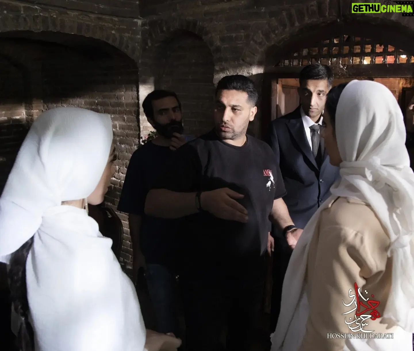 Rabeh Oskouie Instagram - . فیلم کوتاه " لباس عروسی " تهیه کننده و کارگردان : اشکان درویشی @ashkan.darvishi . فیلمبرداری فیلم کوتاه «لباس عروسی» به نویسندگی سولماز اعتماد و تهیهکنندگی و کارگردانی اشکان درویشی در محله پامنار تهران به پایان رسید و فیلم پس از تدوین و صداگذاری برای حضور در جشنوارههای بینالمللی فیلم کوتاه در سراسر جهان و حضور در جشنوارههای داخلی آماده میشود. بعد از فیلم سینمایی «کنپامنار» و حضور موفق در اکران هنروتجربه و همچنین اجرای تئاتر پرمخاطب اسکرین شات در پردیس تئاتر شهرزاد، اشکان درویشی فیلم کوتاه «لباس عروسی» را مقابل دوربین بوده که به گفته خودش این فیلمکوتاه، یک قدم مانده به آغاز تولید فیلم سینمایی بعدی اشکان درویشی با نام «ایجنت» و با موضوع پشت پردههای فوتبال محسوب میشود. فیلم کوتاه «لباس عروسی» بر اساس قصه «آبجی خانم» صادق هدایت است که در خانه موتمن الاطبا در پامنار به فیلمبرداری شد. در این لوکیشن آثاری از قبیل سریال «شهرزاد»، «خانه پدری» و بسیاری از آثار دیگر نیز ساخته شده است. رابعه اسکویی، علیرضا نایینی، فرشاد یاسر، مهستا حیدری، مهدی دشتی، هدیه آجرلو، علی راوی، فاطمه آرزومند، ماریا سزار، ثنا صدفی، محمد موسوی و امیررضا جوادی بازیگران این فیلم کوتاه هستند. عوامل فیلم کوتاه «لباس عروسی» عبارتند از: مجری طرح: مهشید خسروی، دستیار کارگردان : احمد جعفری ؛ مدیر فیلمبرداری: عرفان قبادی، مدیر صدابرداری: علیرضا کریمنژاد، منشی صحنه: صفورا برسان، طراح گریم: مینا اصلانی، طراح صحنه و لباس: اشکان درویشی، عکاس: حسین خدارتی، مدیر اجرایی: حسین عباسی، پشتیبانی فنی: محمد رحیمی، تجهیزات: حیدر احسانی / استودیو مشار ایران، مشاور رسانهای و مدیر روابط عمومی: مریم قربانینیا عکس : حسین خدارتی @hossein_khedarati . با هنرمندی رابعه اسکویی @rabeh_oskouie . @ashkan.darvishi @mahshidkhosravii @ahmadjafari.7 @etemadsolmaz @erfanghoobadi @safourabarsan @alireza_karimnejad79 @minaaslani83 @hosseinabbasi.official @arezoo1365dehghani @moshariran @zibapic @maryam_ghorbaninia . @ali_ravii @mahastaheydari @farshad_yasser @hediye.ajorlo @arezootunes @sanasadafi1 @mariya._sezar #اشکان_درویشی #فیلم_لباس_عروسی #فیلم_کوتاه #لباس_عروسی " در خبرهای آتی اسامی بازیگران و عوامل تکمیل خواهد شد "