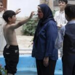 Rabeh Oskouie Instagram – .
فیلم کوتاه ” لباس عروسی ”
تهیه کننده و کارگردان : اشکان درویشی
@ashkan.darvishi
.
فیلمبرداری فیلم کوتاه «لباس عروسی» به نویسندگی سولماز اعتماد و تهیه‌کنندگی و کارگردانی اشکان درویشی در محله پامنار تهران به پایان رسید و فیلم‌ پس از  تدوین و صداگذاری برای حضور در جشنواره‌های بین‌المللی فیلم کوتاه در سراسر جهان و حضور در جشنواره‌های داخلی آماده می‌شود.

بعد از فیلم سینمایی «کن‌پامنار» و حضور موفق در اکران هنروتجربه و همچنین اجرای تئاتر پرمخاطب اسکرین شات در پردیس تئاتر شهرزاد، اشکان درویشی فیلم کوتاه «لباس عروسی» را مقابل دوربین بوده که به گفته خودش این فیلم‌کوتاه، یک قدم مانده به آغاز تولید فیلم سینمایی بعدی اشکان درویشی با نام «ایجنت» و با موضوع پشت پرده‌های فوتبال محسوب می‌شود.

فیلم کوتاه «لباس عروسی» بر اساس قصه «آبجی خانم» صادق هدایت است که در خانه موتمن الاطبا در پامنار به فیلمبرداری شد. در این لوکیشن آثاری از قبیل سریال «شهرزاد»، «خانه پدری» و بسیاری از آثار دیگر نیز ساخته شده است.

رابعه اسکویی، علیرضا نایینی، فرشاد یاسر، مهستا حیدری، مهدی دشتی، هدیه آجرلو، علی راوی، فاطمه آرزومند، ماریا سزار، ثنا صدفی، محمد موسوی و امیررضا جوادی بازیگران این فیلم کوتاه هستند.

عوامل فیلم کوتاه «لباس عروسی» عبارتند از: مجری طرح: مهشید خسروی، 
دستیار کارگردان : احمد جعفری ؛ مدیر فیلمبرداری: عرفان قبادی، مدیر صدابرداری: علیرضا کریم‌نژاد، منشی صحنه: صفورا برسان، طراح گریم: مینا اصلانی، طراح صحنه و لباس: اشکان درویشی، عکاس: حسین خدارتی، مدیر اجرایی: حسین عباسی، پشتیبانی فنی: محمد رحیمی، تجهیزات: حیدر احسانی / استودیو مشار ایران، مشاور رسانه‌ای و مدیر روابط عمومی: مریم قربانی‌نیا
عکس :
حسین خدارتی
@hossein_khedarati
.
با هنرمندی رابعه اسکویی
@rabeh_oskouie
.

@ashkan.darvishi
@mahshidkhosravii
@ahmadjafari.7
@etemadsolmaz
@erfanghoobadi
@safourabarsan
@alireza_karimnejad79
@minaaslani83
@hosseinabbasi.official
@arezoo1365dehghani
@moshariran
@zibapic
@maryam_ghorbaninia
.
@ali_ravii
@mahastaheydari
@farshad_yasser
@hediye.ajorlo
@arezootunes
@sanasadafi1
@mariya._sezar
#اشکان_درویشی
#فیلم_لباس_عروسی
#فیلم_کوتاه #لباس_عروسی

” در خبرهای آتی اسامی بازیگران و عوامل تکمیل خواهد شد “