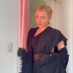 Rachael Evren Instagram - The empire needs us Please go look at @officialcarlyking video it’s iconic Brought out part of my Darth Rey fit for this, I think it’s time we revamp the Star Wars cosplays 🫶🏼 #starwars #cosplay