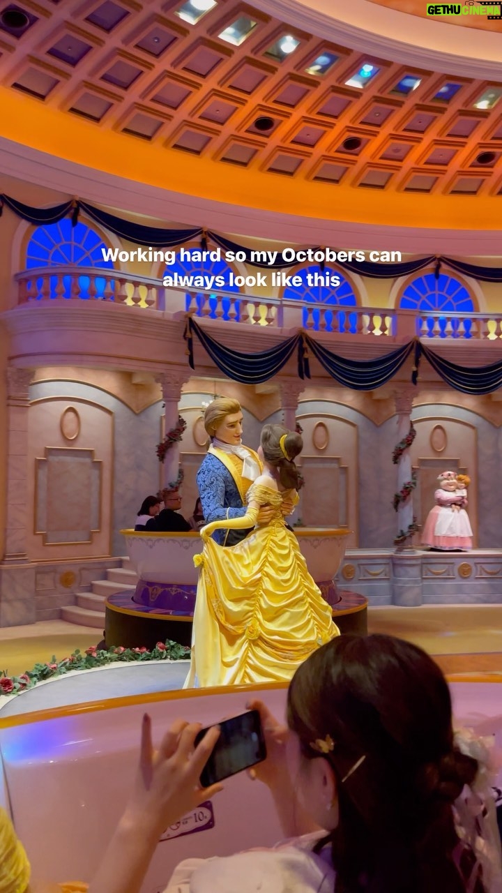 Rachael Evren Instagram - I just want to fund my own Disney adventures. Oh, AND HI LOS ANGELES 🇺🇸