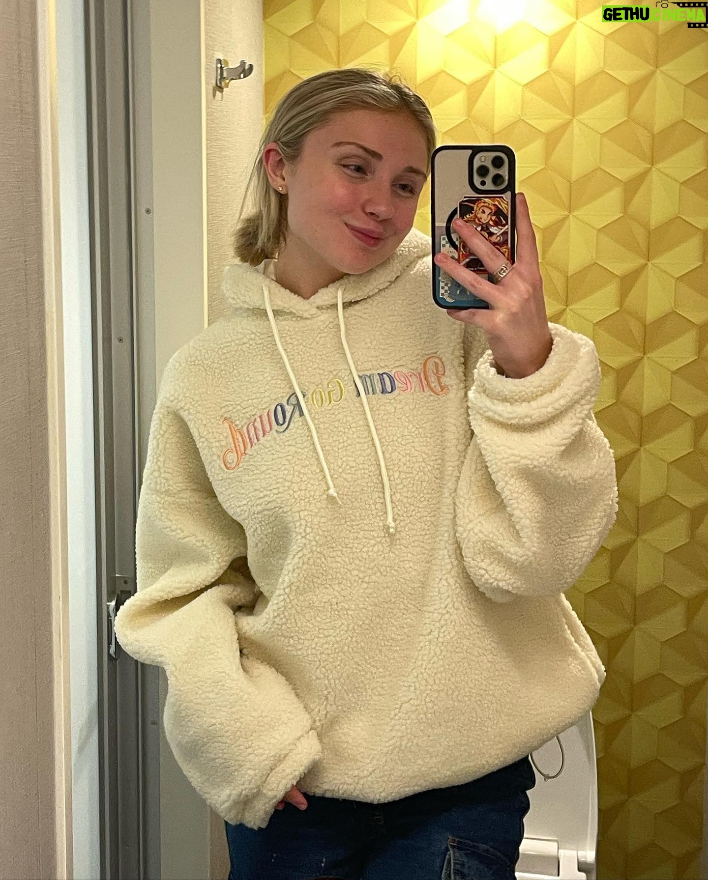 Rachael Evren Instagram - Japan photo dump 📸. We ate lots, walked what felt like 2million Kms, did all the theme parks and visited two cities 🫶🏼. After this is LA & Orlando - so more Disney and Universal content to come Volcano Bay with the gang 🇺🇸.
