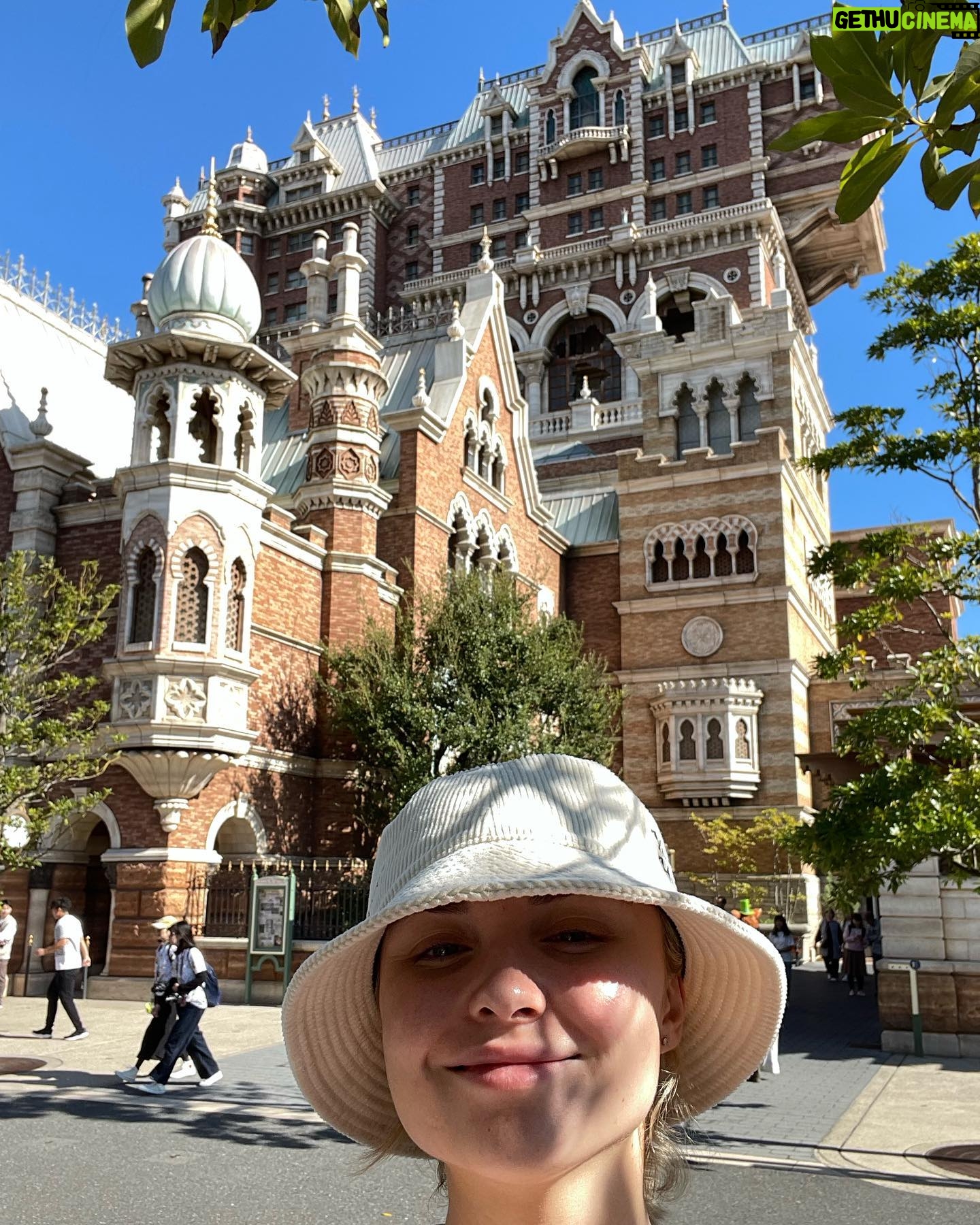 Rachael Evren Instagram - Japan photo dump 📸. We ate lots, walked what felt like 2million Kms, did all the theme parks and visited two cities 🫶🏼. After this is LA & Orlando - so more Disney and Universal content to come Volcano Bay with the gang 🇺🇸.