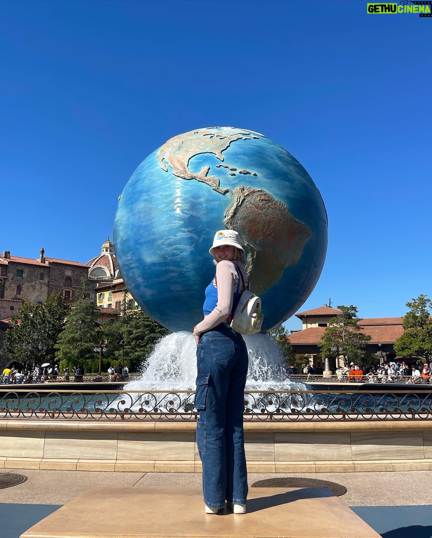 Rachael Evren Instagram - Japan photo dump 📸. We ate lots, walked what felt like 2million Kms, did all the theme parks and visited two cities 🫶🏼. After this is LA & Orlando - so more Disney and Universal content to come Volcano Bay with the gang 🇺🇸.