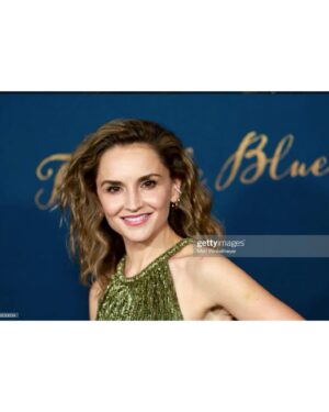 Rachael Leigh Cook Instagram - Sometimes my hilarious sister @epodco and I like to say yes to unexpected invitations and sometimes the universe seats you right next to wonderful people you haven’t seen in 20 years. Chris you are a gift ✨❤️
18thAngel 🇮🇹 

PS Definitely check out #thepaleblueeye on @netflixfilm from Crazy Heart director Scott Cooper. Just wow.