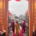 Rachael Leigh Cook Instagram - What amazing days I will never ever forget. This is a very back-patting-to-myself seeming post which feels bad, but the road was long and I’m really proud of what we made- and also to hit the Netflix Global #1 spot. Holy wow. Thank you x1M to everyone who made the ride beautiful and possible. #atouristsguidetolove @netflixfilm @netflixgolden @netflixvn ❤️❤️❤️