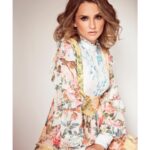 Rachael Leigh Cook Instagram - Springtime! 🌸 *I’m smiling on the inside, guy in the comment section 🌸 💆🏻‍♀️💄@itstroyjensen 📸! 👗 @amylustyle 🙏🥰