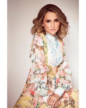 Rachael Leigh Cook Instagram - Springtime! 🌸
*I’m smiling on the inside, guy in the comment section 🌸 

💆🏻‍♀️💄@itstroyjensen  📸!
👗 @amylustyle 🙏🥰