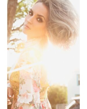 Rachael Leigh Cook Instagram - Springtime! 🌸
*I’m smiling on the inside, guy in the comment section 🌸 

💆🏻‍♀️💄@itstroyjensen  📸!
👗 @amylustyle 🙏🥰