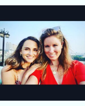 Rachael Leigh Cook Instagram - ❤️✈️🌏✨ What a ride. Eternally grateful for all these beautiful memories and also to everyone who came with us on the Tourist’s Guide adventure this weekend. We appreciate it more than you will ever know. 
@netflixfilm @netflixgolden #atouristsguidetolove