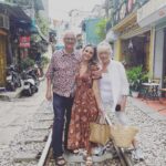 Rachael Leigh Cook Instagram - ❤️✈️🌏✨ What a ride. Eternally grateful for all these beautiful memories and also to everyone who came with us on the Tourist’s Guide adventure this weekend. We appreciate it more than you will ever know. @netflixfilm @netflixgolden #atouristsguidetolove