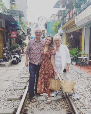 Rachael Leigh Cook Instagram - ❤️✈️🌏✨ What a ride. Eternally grateful for all these beautiful memories and also to everyone who came with us on the Tourist’s Guide adventure this weekend. We appreciate it more than you will ever know. 
@netflixfilm @netflixgolden #atouristsguidetolove