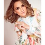 Rachael Leigh Cook Instagram - Springtime! 🌸 *I’m smiling on the inside, guy in the comment section 🌸 💆🏻‍♀️💄@itstroyjensen 📸! 👗 @amylustyle 🙏🥰