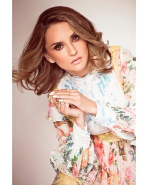 Rachael Leigh Cook Instagram - Springtime! 🌸
*I’m smiling on the inside, guy in the comment section 🌸 

💆🏻‍♀️💄@itstroyjensen  📸!
👗 @amylustyle 🙏🥰