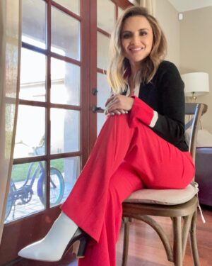 Rachael Leigh Cook Instagram - ❤️Happy Valentines Day to everybody tryin to catch feelings or covid todayyyyy :) 
Thank you to the team at @edailypop for having me on to co-host this morning, that was fun! (Airing soon at 11:00A PST on E!)
❤️❤️❤️
