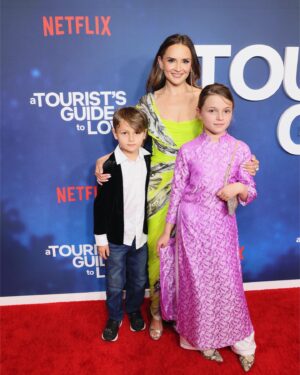 Rachael Leigh Cook Instagram - What an incredible night! 
It was difficult at many points to believe this day would come. Thank you to everyone who turned out to support the movie!!
#atouristsguidetolove is on @netflixfilm April 21st!

💄 @makeupartistmichael 
💇‍♀️ @blondiewoodbeauty 

Dress: @marialuciahohan24
Earrings: @anabelachan
Ring & Bracelet: @kallatijewelry
Fashion Stylist: Amy Lu