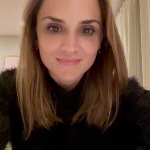 Rachael Leigh Cook Instagram - Second video in a year, I mean who am I? I apologize. I desperately hate feeling like I am “asking“ you guys for money even though technically this is an auction, and it is more than voluntary but I digress. Travis Van Winkle and I made a movie in October called ‘Tis the Season to be Merry”, airing on Hallmark channel December 19(!) and he educated me about the incredible work that he is doing with an organization called @buildon 
Basically we are doing an auction of virtual gameplay with us to raise money to build a school in Senegal, which sounds like a nearly unattainable task but the folks at @buildon really know how to do this extremely cost effectively, fast and well. 
If you were at all curious about what the going rate is to play virtual twister with the new weird guy from the show YOU, please click the link above xoxo