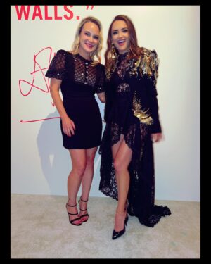 Rachael Leigh Cook Instagram - I am not very good at getting dressed to leave the house so biggest thank you ever to the ultimate cool-mom, fashion stylist and friend, Amy Lu! (picture 4 here :) 

Hair @nickichestnut 
Makeup by Jazime at the Sephora down the street; I’m sorry I didn’t get her info. Thank you Jazmine, if you happen to see this! 
📸 Amy Lu
Dress @joannahadfield
Jacket @steven_khalil
@maisonpriveepr_la 
@pressepr 
@gettyentertainment

 #EJAFOscars
@ejaf, @eltonjohn, @davidfurnish,
@mjrodriguez7, @rinasonline