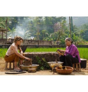 Rachael Leigh Cook Instagram - Excited to share more images from the film! #ATouristsGuidetoLove April 27th only on @netflix @netflixfilm #Tudum 
link in bio to this article! ❤️