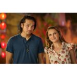 Rachael Leigh Cook Instagram - Excited to share more images from the film! #ATouristsGuidetoLove April 27th only on @netflix @netflixfilm #Tudum link in bio to this article! ❤️