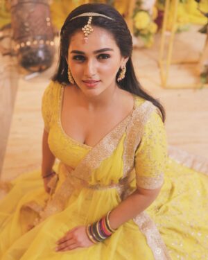 Rachana Mistry Instagram - 💛🫰🏻
.
.
.
P.C: @shagar8473 
Hair: @zulekha333 
.
#dabangiimulgiiaayireaayi 
#BLESSED🙏🏻🧿