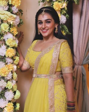 Rachana Mistry Instagram - 💛🫰🏻
.
.
.
P.C: @shagar8473 
Hair: @zulekha333 
.
#dabangiimulgiiaayireaayi 
#BLESSED🙏🏻🧿