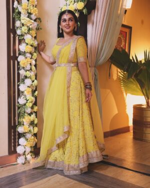 Rachana Mistry Instagram - 💛🫰🏻
.
.
.
P.C: @shagar8473 
Hair: @zulekha333 
.
#dabangiimulgiiaayireaayi 
#BLESSED🙏🏻🧿