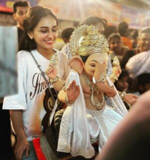 Rachana Mistry Instagram - AAGMAN 2023🌺🧿
.
🥹🥹🥹
.
#BLESSSED🙏🏻🧿
#Ganpatibappamorya
.
P.S: @_ronak.mistry.2704 thank you for capturing my happiness Soo beautifully ❤️