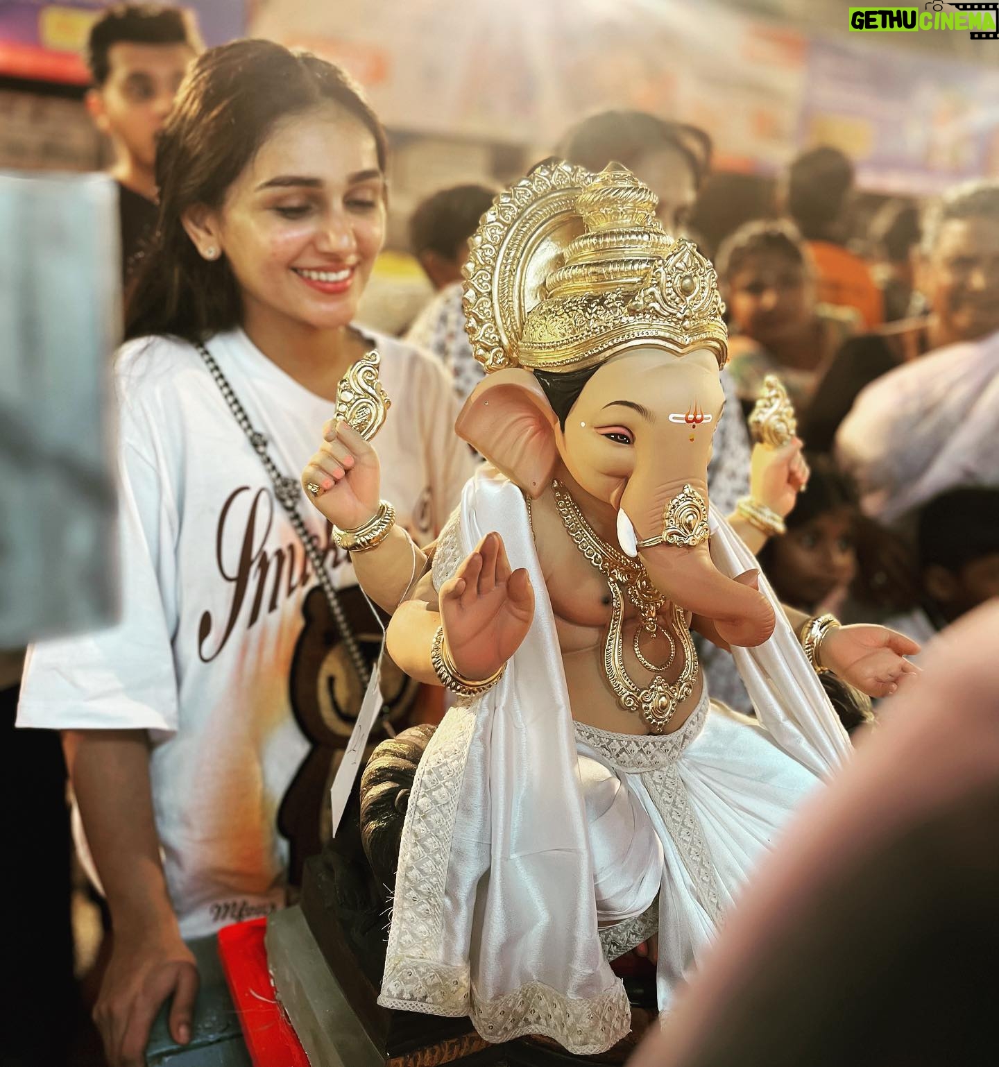Rachana Mistry - 10.6K Likes - AAGMAN 2023🌺🧿
.
🥹🥹🥹
.
#BLESSSED🙏🏻🧿
#Ganpatibappamorya
.
P.S: @_ronak.mistry.2704 thank you for capturing my happiness Soo beautifully ❤️