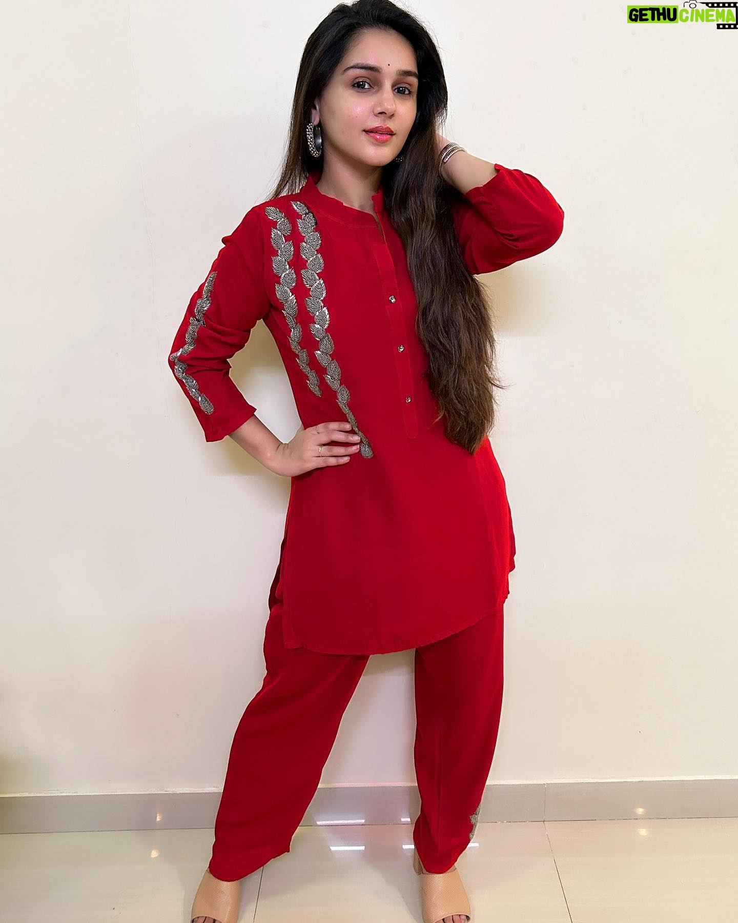 Rachana Mistry - 4.5K Likes - Happy Diwali & Saal mubarak to all! 🪔🧿🫶🏻
.
📸: @_ronak.mistry.2704 !
Outfit- @houseofsarva_official 💌
.
#BLESSED🙏🏻🧿